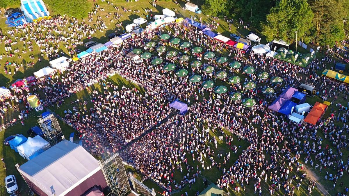 Zdjęcie archiwalne - widok z lotu ptaka na miejsce gdzie odbywają się Dni Polic - widać scenę, stoiska i tłumy ludzi