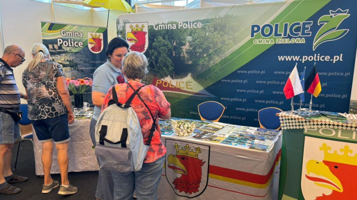 Stoisko gminy Police a przy nim cztery osoby