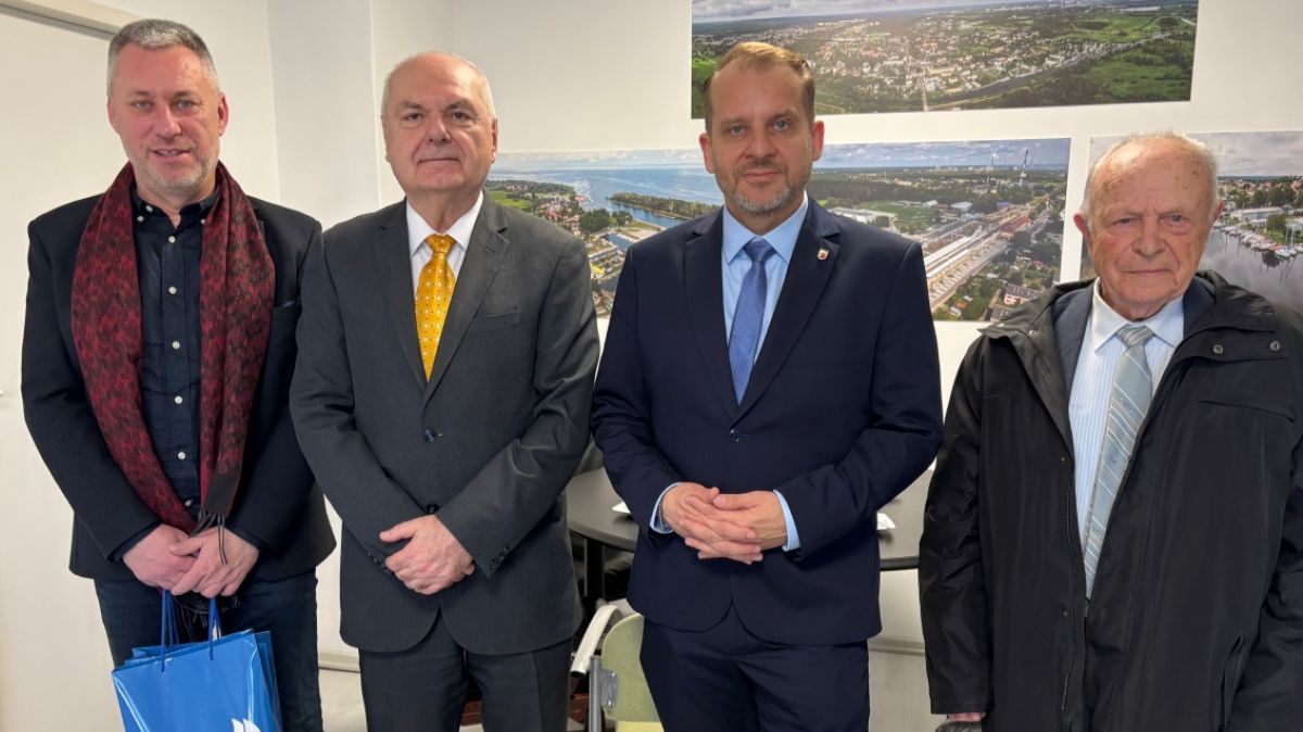 Na zdjęciu od lewej: Petro Aleksowski, ambasador Jasmin Kahil, burmistrz Polic Krystian Kowalewski i Leon Gogarowski