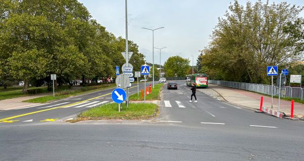 Widok na ul. Siedlecką od strony Ronda Pionierów w tle samochód i autobus, na pasach pieszy