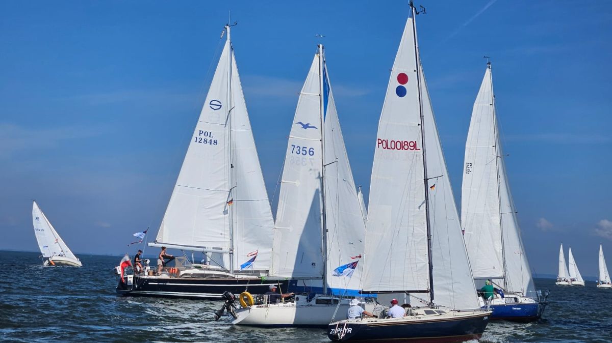 Jachty pod pełnymi żaglami