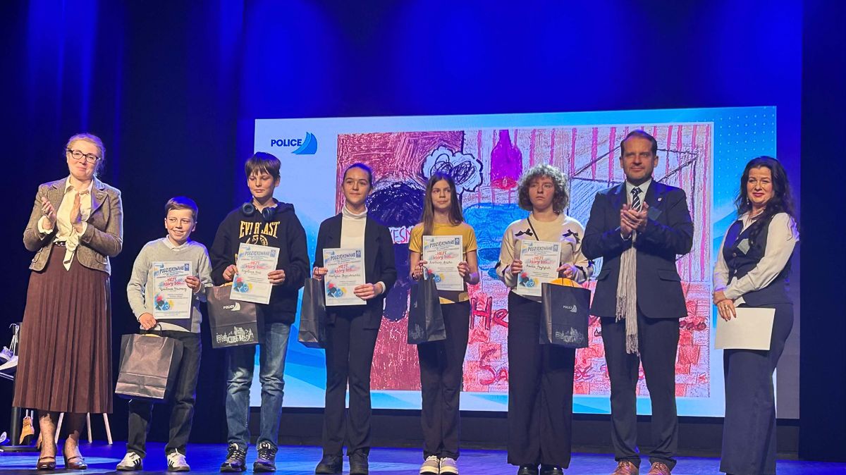 Osiem osób stoi na scenie w tym pięcioro laureatów konkursu