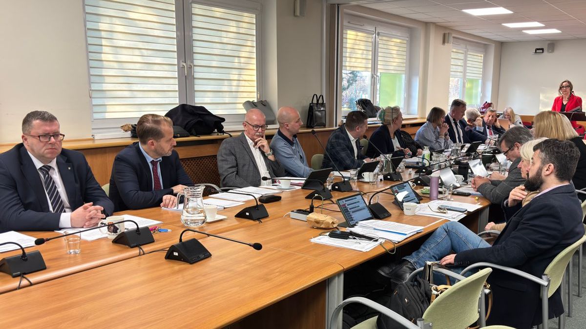 Sesja Rady Miejskiej w Policach, przy stole siedzą radni, burmistrzowie