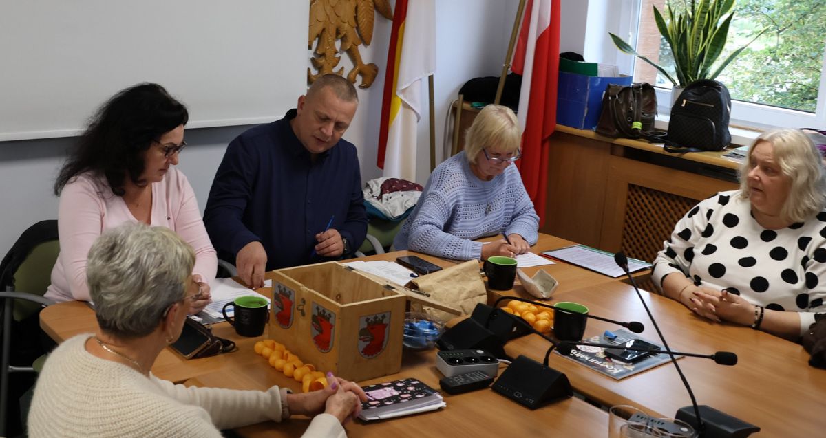 Komisja podczas losowania mieszkań