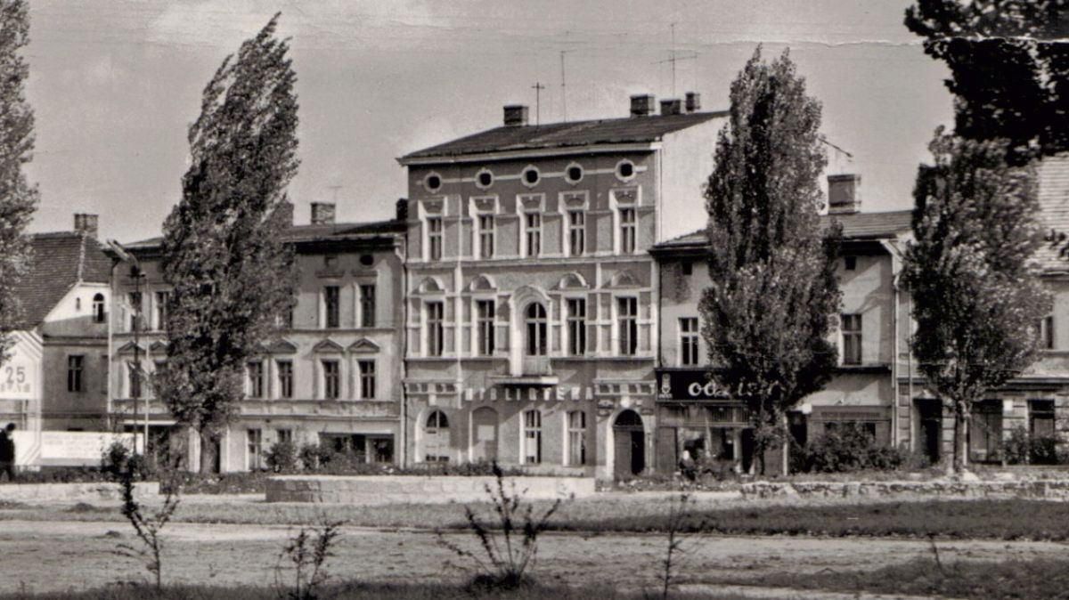 Archiwalne zdjęcie z 1960 r. - widok na wschodnią pierzeję rynku na Starych Policach