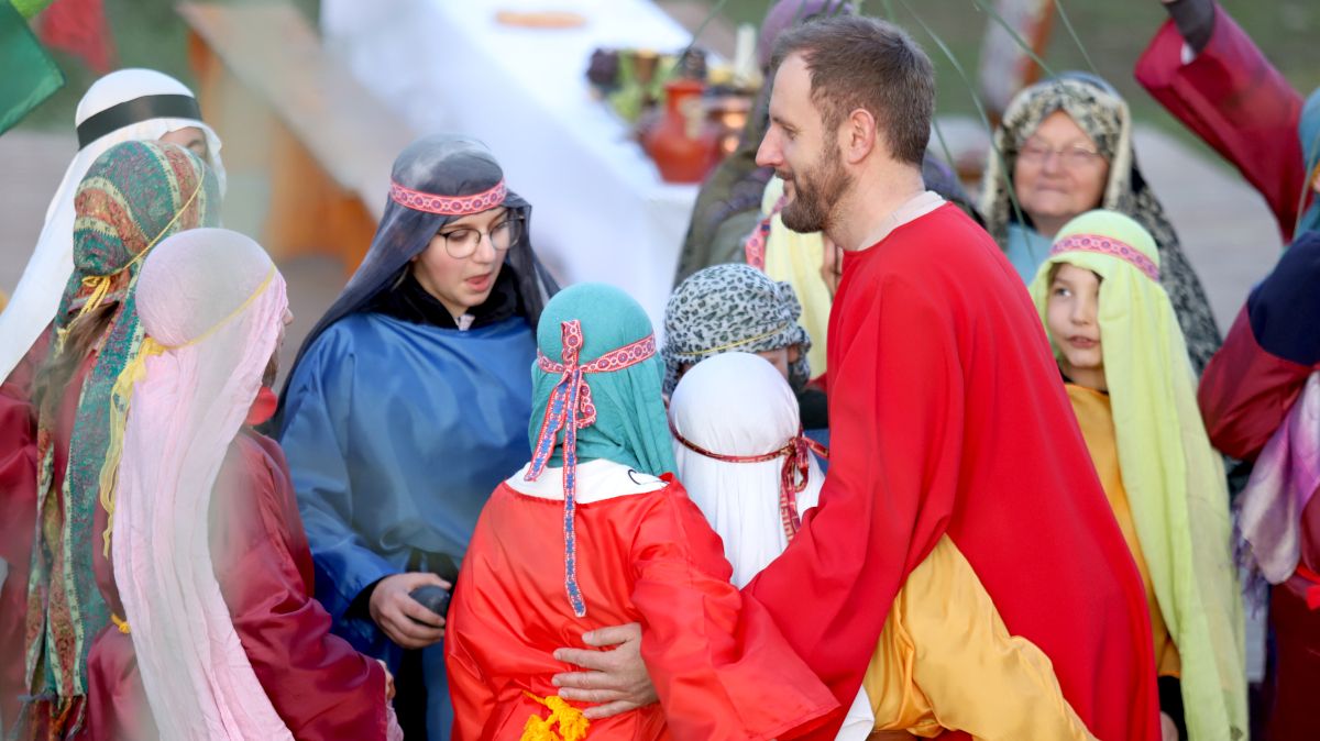 Misterium - Dzieci przytulają się do Jezusa