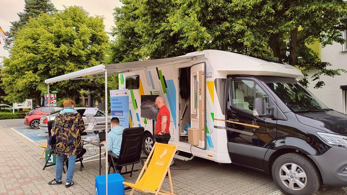 Mobilny punkt informacyjny przed Urzędem Miejskim w Policach