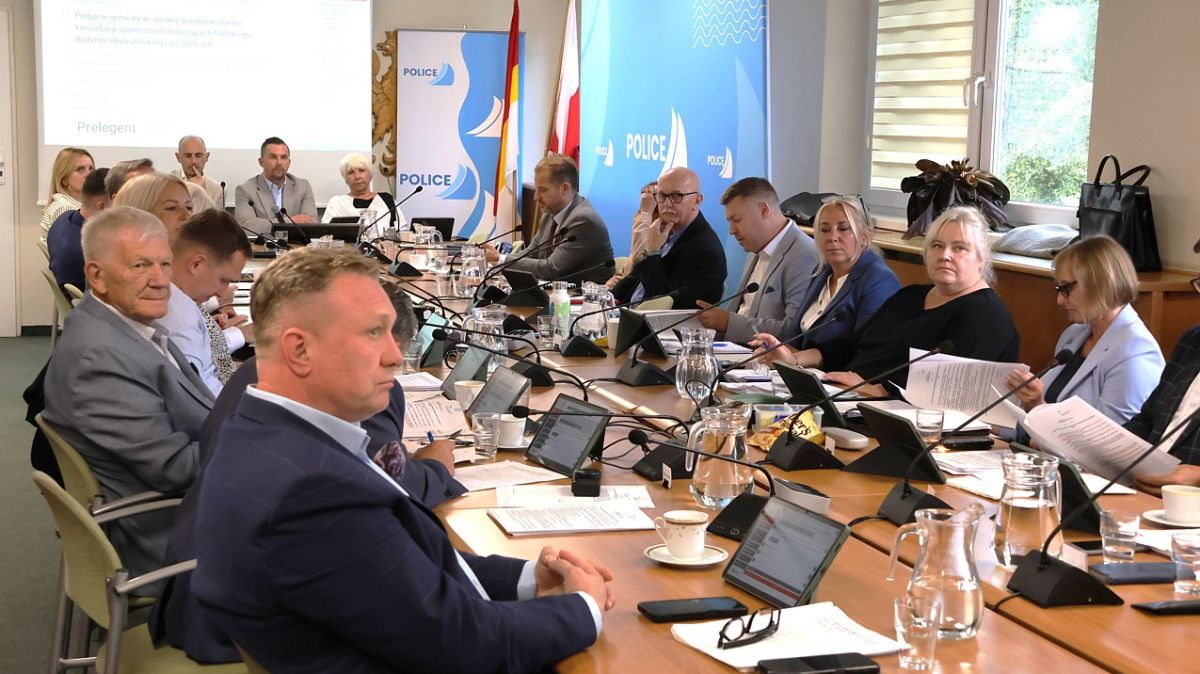 Radni siedzą przy stole podczas obrad Rady Miejskiej