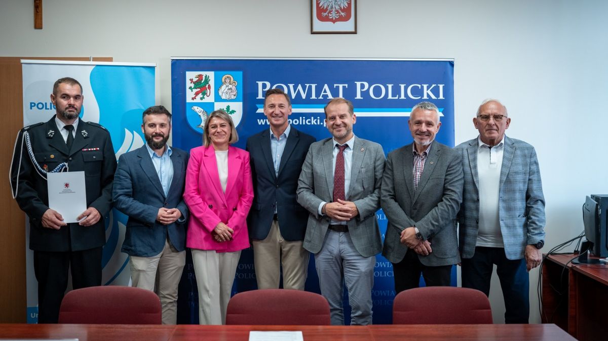 7 osób stoi w rzędzie - reprezentacja gminy Police, sołectw, OSP i marszałek województwa