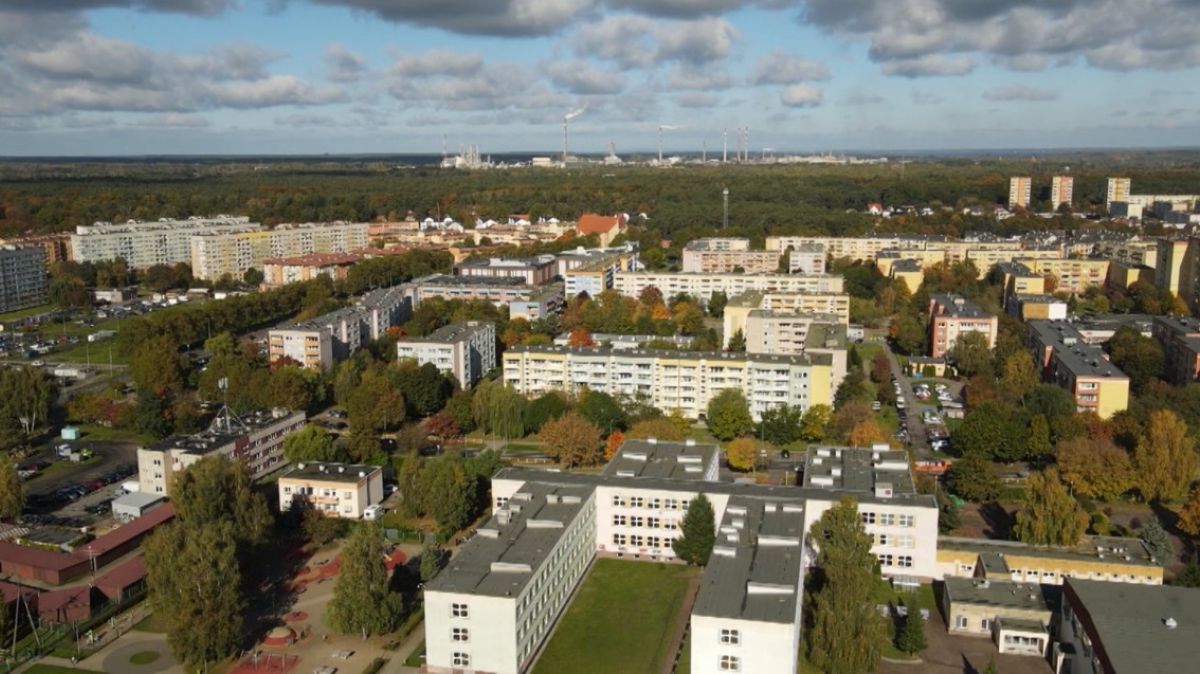 Police z lotu ptaka na pierwszym planie osiedle