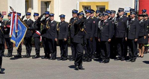Uroczystość na placu przed Komendą Powiatową Państwowej Straży Pożarnej w Policach