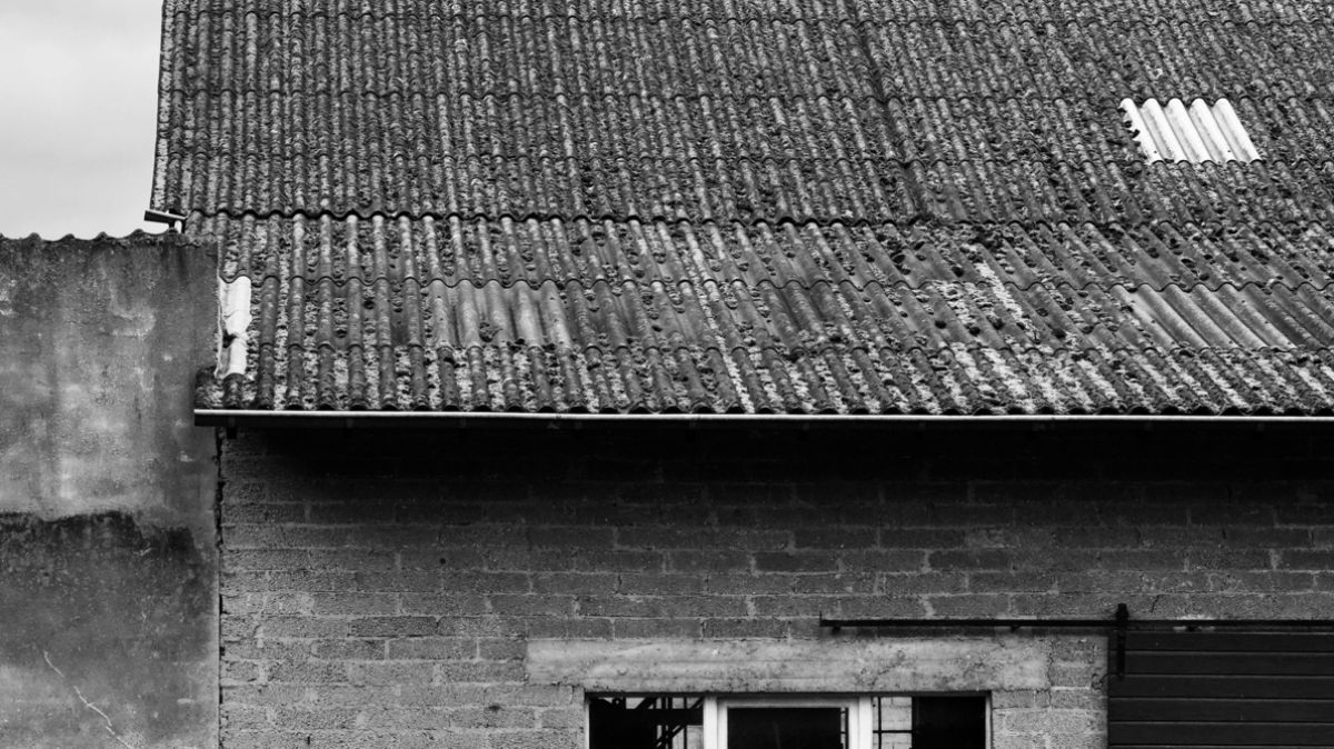 Część domu - dach pokryty azbestem