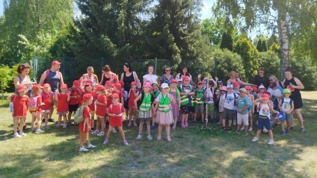 Grupa dzieci wraz z wychowawcami pozuje do zdjęcia