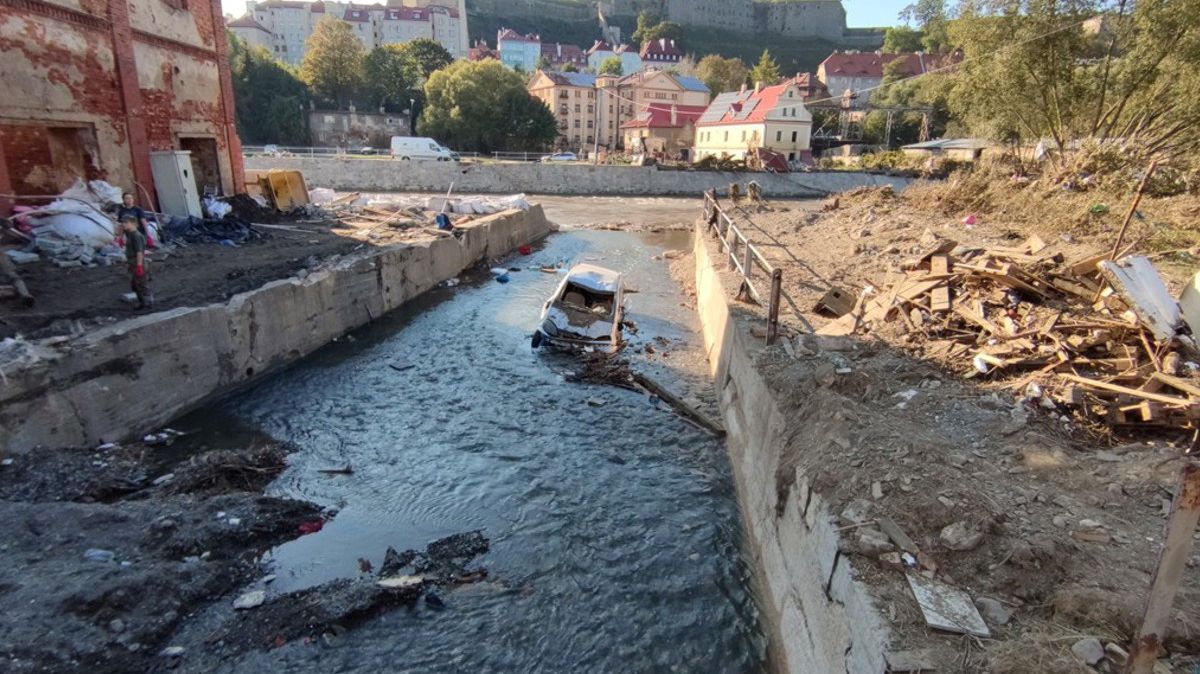 Zdjęcie zalanego miasta Kłodzko - w kanale zatopiony samochód