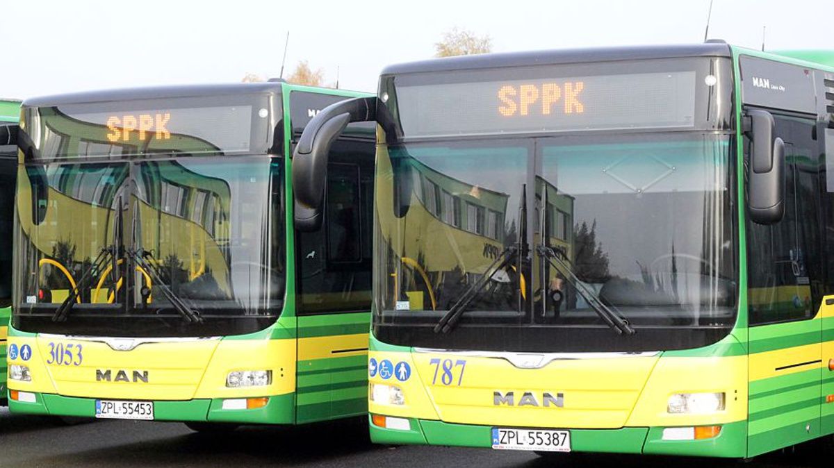 Dwa autobusy komunikacji miejskiej stojące obok siebie na placu manewrowym