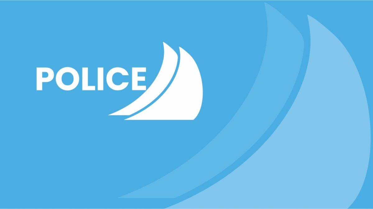 Niebieska plansza z białym logo gminy Police