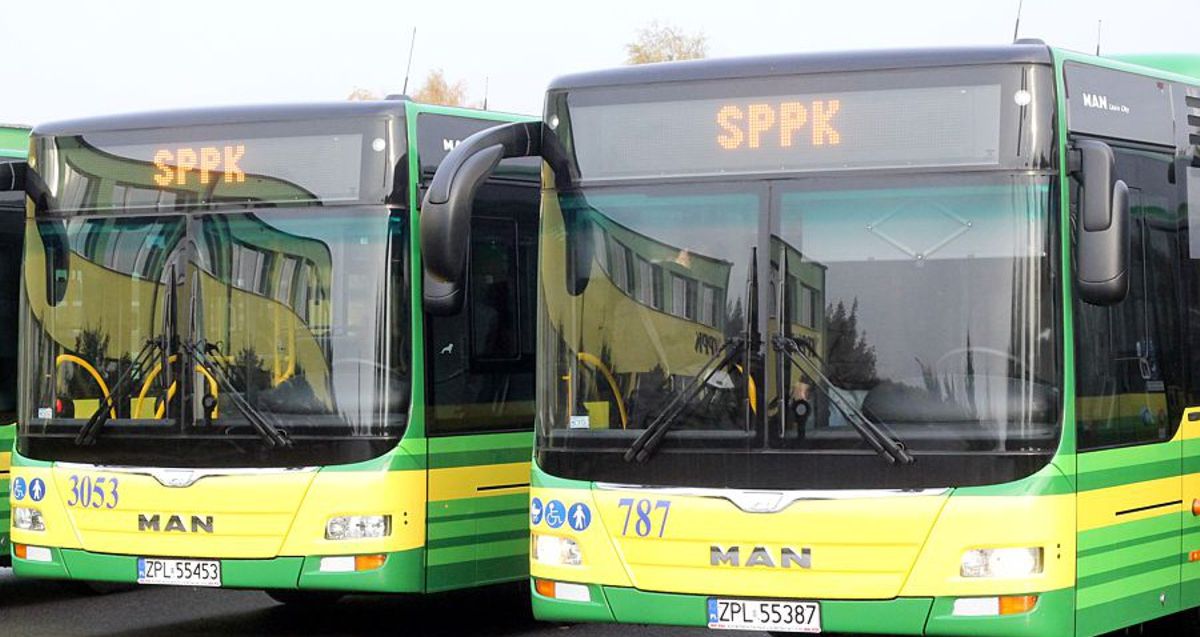 Dwa autobusy SPPK stoją obok siebie
