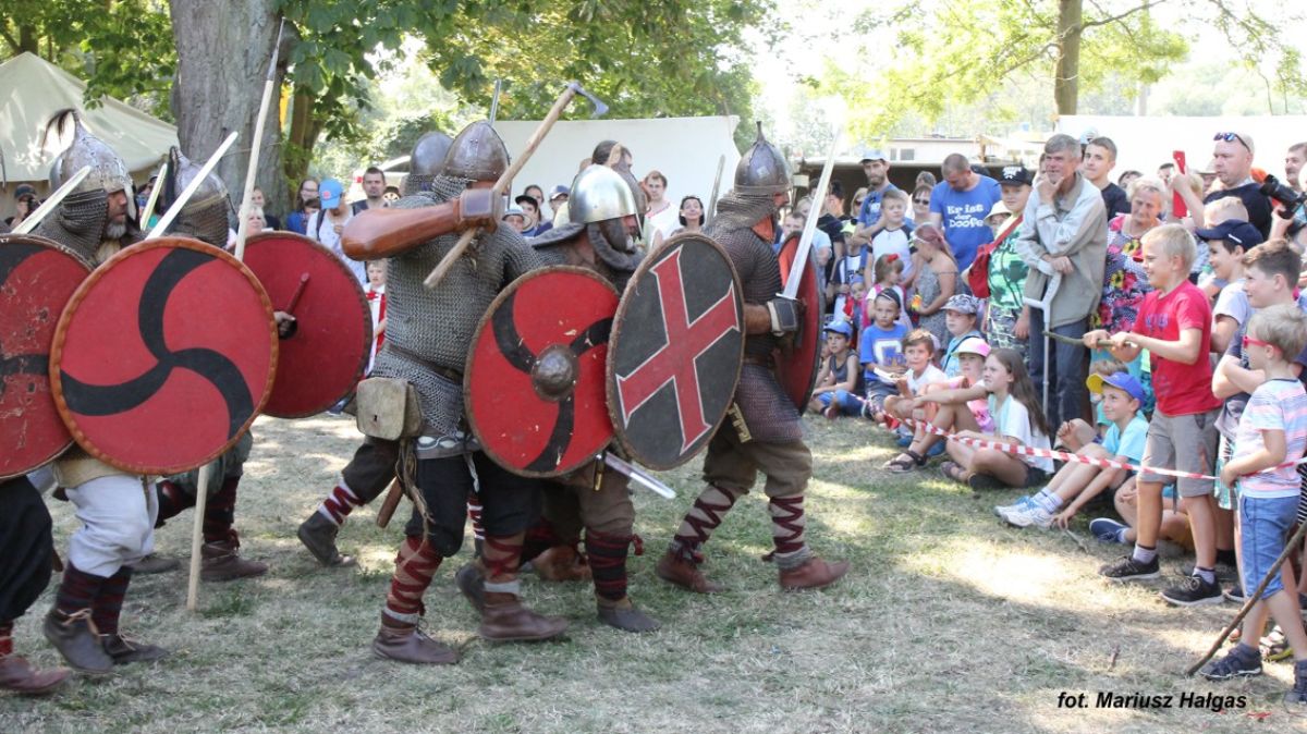 Zdjęcie z archiwum. Wojowie z tarczami i mieczami - "szarżują" na publikę
