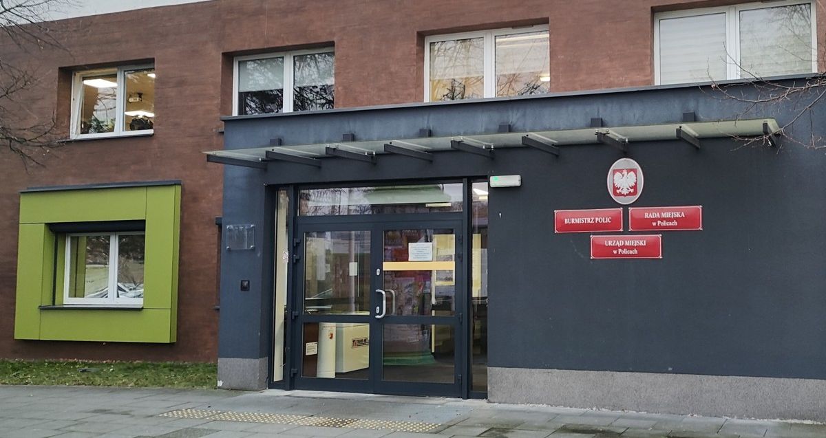 Wejście główne do Urzędu Miejskiego w Policach