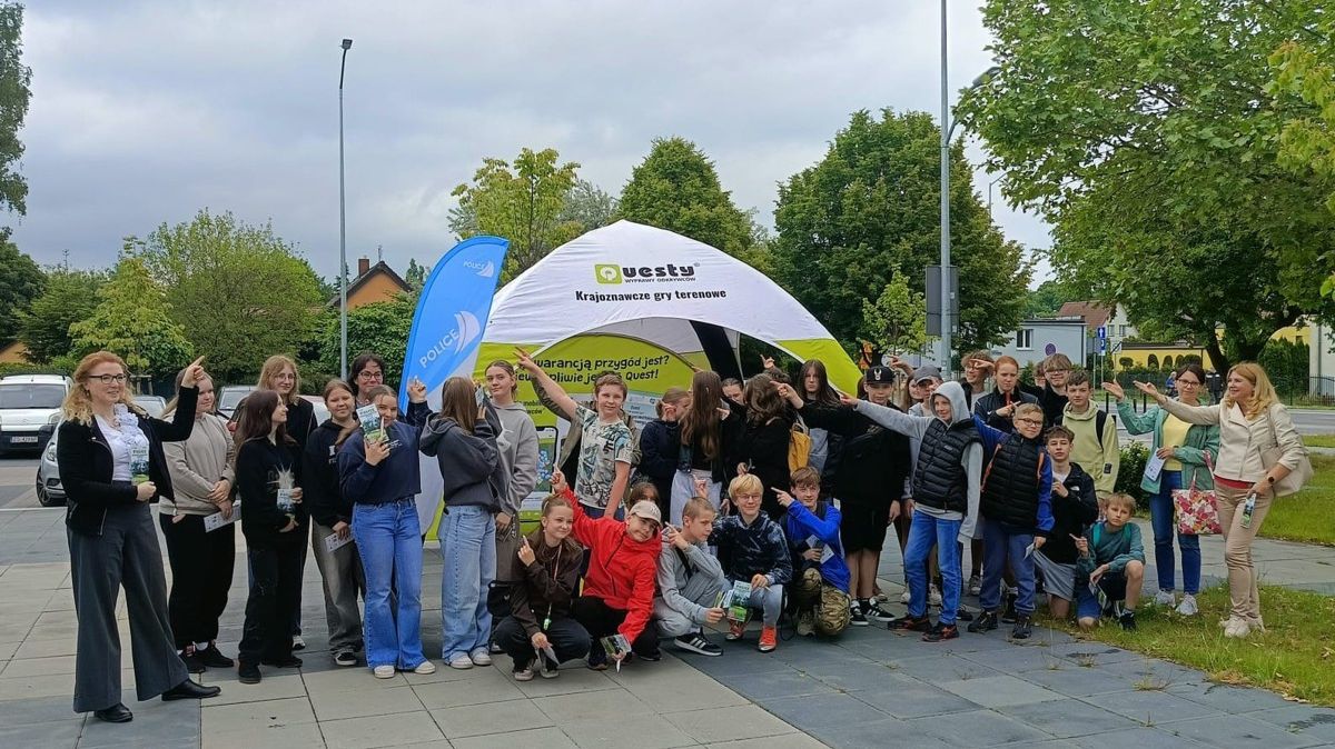 Uczestnicy gry terenowej QUEST na wspólnym zdjęciu