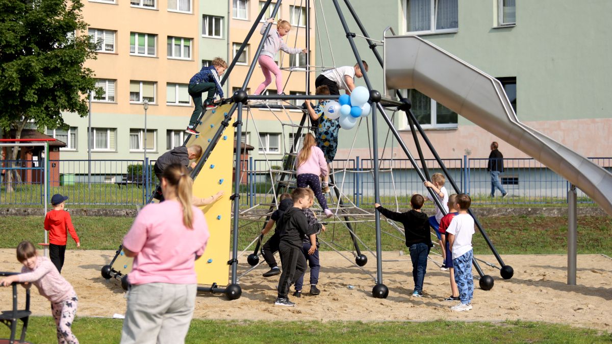 Plac zabawa przy SP  3 w Policach