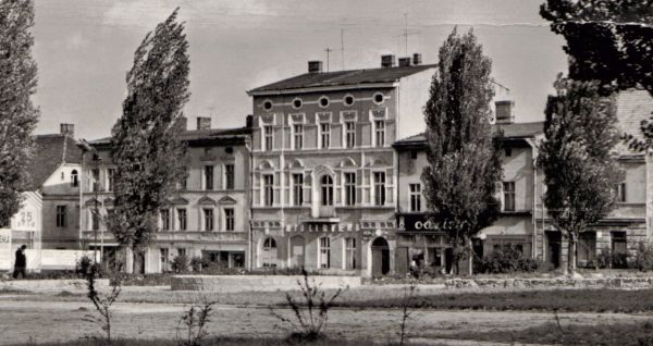 Archiwalne zdjęcie z 1960 r. - widok na wschodnią pierzeję rynku na Starych Policach