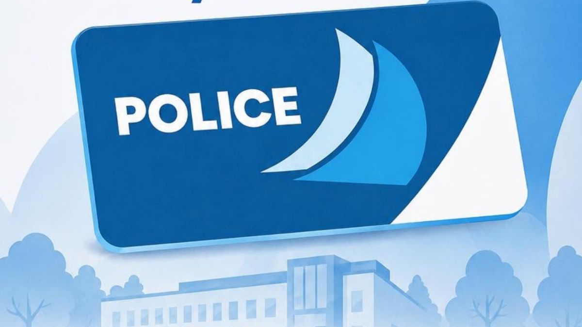 Grafika z napisem Police na dole widoczna część budynku