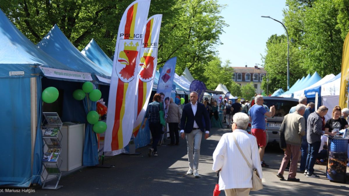 Zdjęcie archiwalne z 2023 r. przedstawia alejkę a po bokach stoiska
