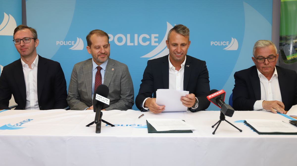 Podpisanie umowy przez SPPK Police i MAN Polska na zakup 3 nowych autobusów