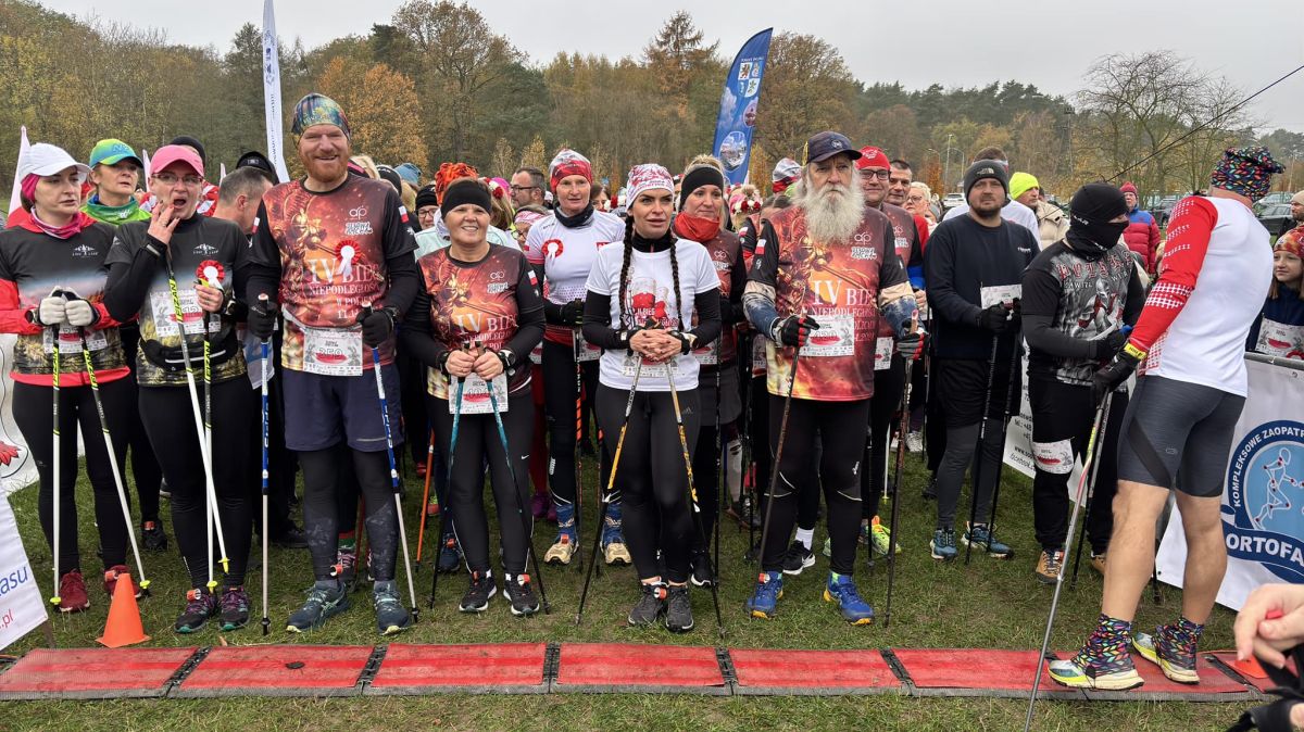 Na starcie uczestnicy marszu Nordic Walking