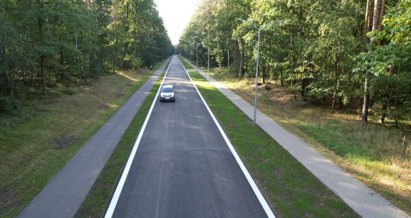 Widok na ulicę Rurową z lotu ptaka - na jezdni jeden samochód