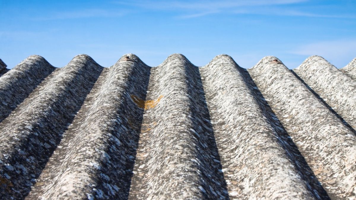 Część dachu wykonanego z azbestu