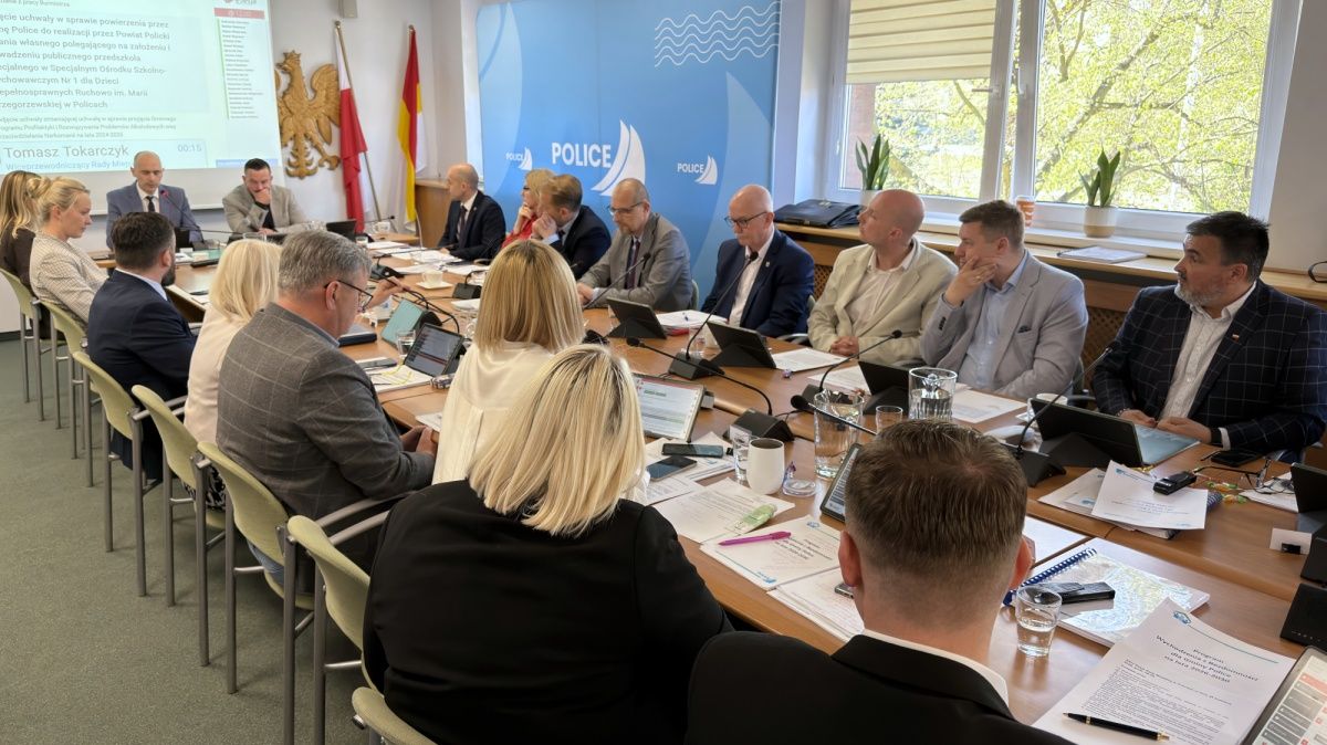 Sesja Rady Miejskiej w Policach, Radni siedzą przy stole