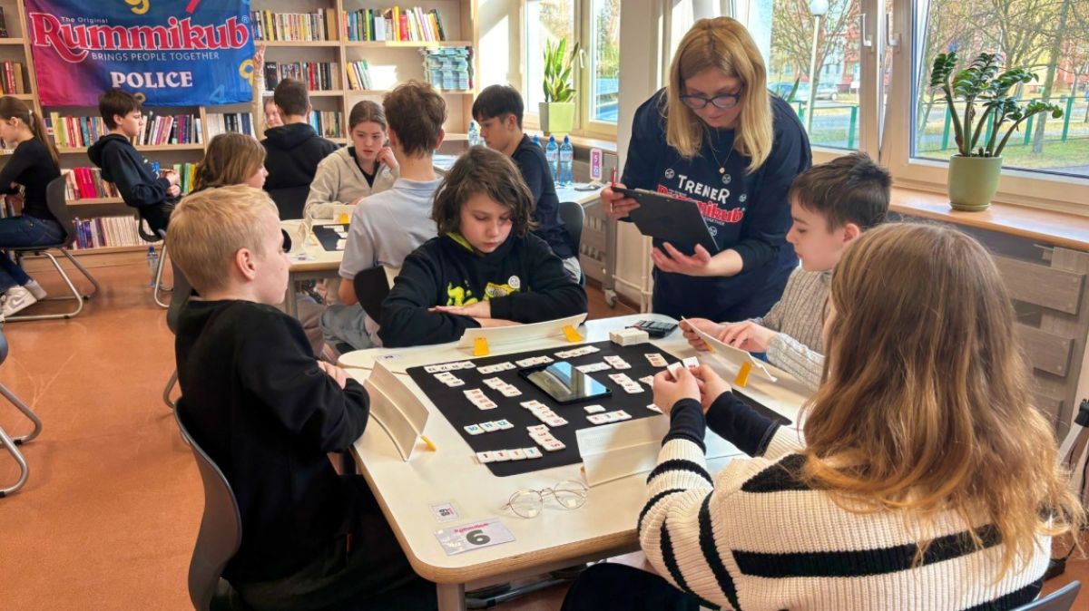 Uczestnicy pierwszych Mistrzostw Szkół Gminy Police Rummikub siedzą przy stolikach