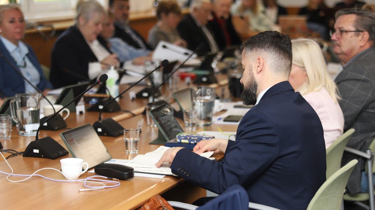 Radni podczas sesji Rady Miejskiej w Policach