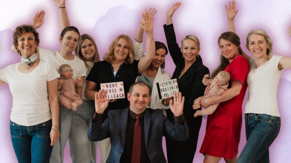 Grupa osób na zdjęciu z podniesionymi rękami
