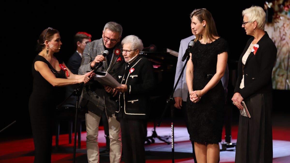 Policzanie wspólnie śpiewali pieśni patriotyczne