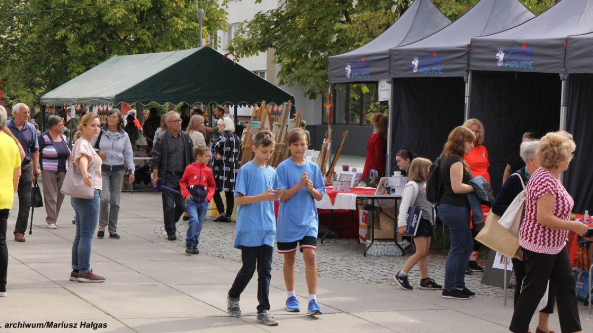 Zdjęcie archiwalne z 2019 r. Namioty organizacji, a przed nimi odwiedzający
