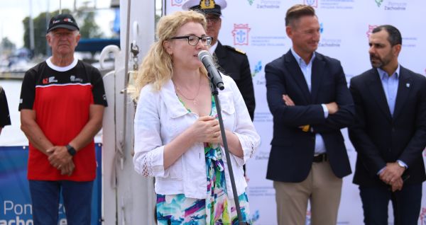 Przemawiająca zastępca burmistrza Polic Magdalena Sosnowska