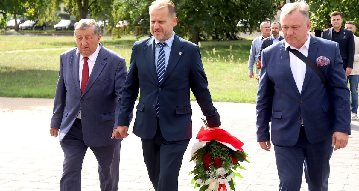 Kwiaty złożyli burmistrz Polic Krystian Kowalewski oraz radni Rady Miejskiej w Policach Andrzej Rogowski i Władysław Diakun