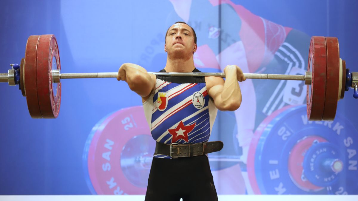 Zawodnik podrzucający sztangę