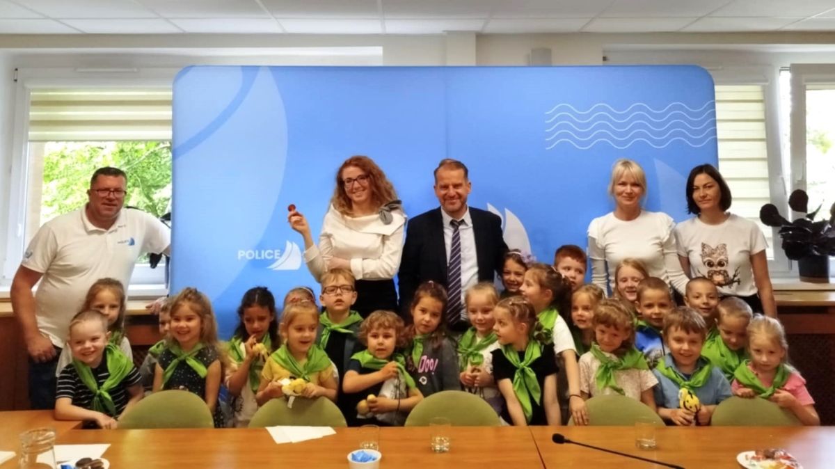 Wspólne zdjęcie przedszkolaków wraz z opiekunkami z władzami gminy