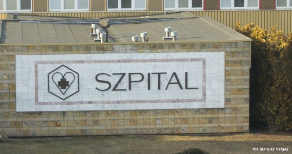 Część szpitala w Policach, na ścianie logo i napis szpital