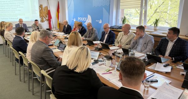 Sesja Rady Miejskiej w Policach, Radni siedzą przy stole