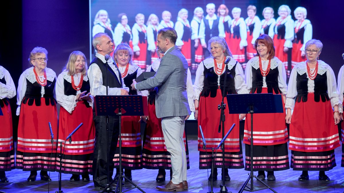 Burmistrz Polic Krystian Kowalewski wręcza podziękowania