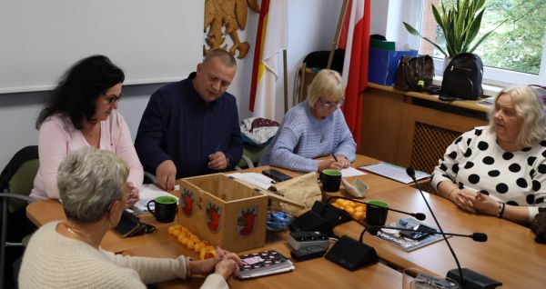 Komisja podczas losowania mieszkań