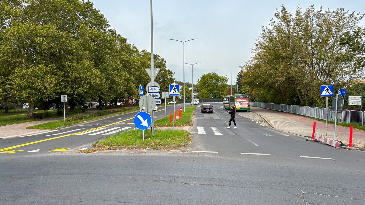 Widok na ul. Siedlecką od strony Ronda Pionierów w tle samochód i autobus, na pasach pieszy