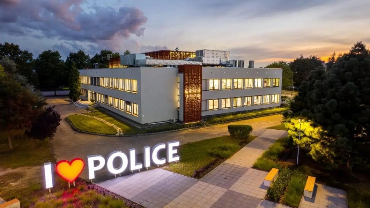 Widok na Miejski Ośrodek Kultury w Policach z lotu ptaka. Na pierwszym planie neon ILOVEPOLICE