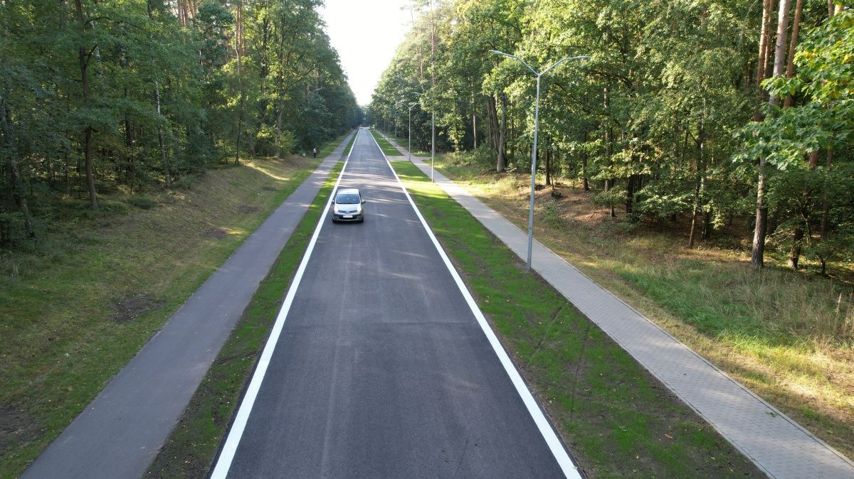 Widok na ulicę Rurową z lotu ptaka - na jezdni jeden samochód
