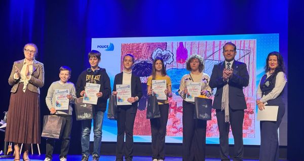 Osiem osób stoi na scenie w tym pięcioro laureatów konkursu